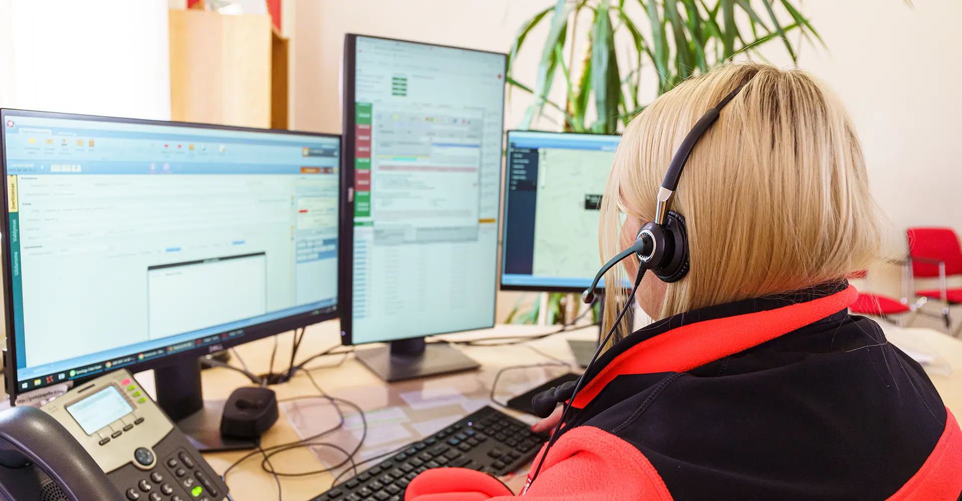 Bild von Notfallpersonal in einer hochmodernen Kommandozentrale, das fortschrittliche Krisenkoordination und Technologieintegration demonstriert.